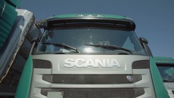 MINSK, BELARUS- SEPTEMBER 10, 2018: A line of green Scania trucks is parked. Drivers left the trucks in the parking lot — Stock Video