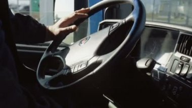 MINSK, BELARUS 10 Eylül 2018: sürücü İskandinav kamyonunun direksiyonunu çevirir