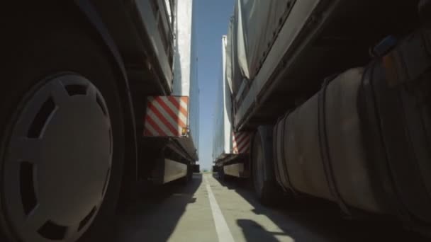 MINSK, BELARUS- 10 ΣΕΠΤΕΜΒΡΙΟΥ 2018: Η κάμερα πετάει ανάμεσα σε δύο φορτηγά με περιστρεφόμενη κινούμενη λήψη — Αρχείο Βίντεο