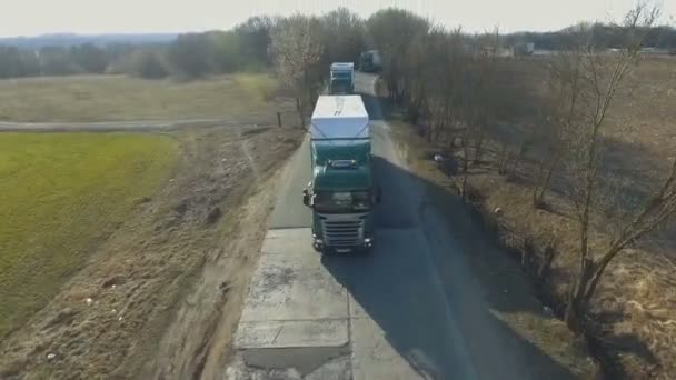 MINSK, BELARUS- SZEPTEMBER 10, 2018: A Scania és az MAN zöld teherautó konvoj légi kilátása egy országúton — Stock videók