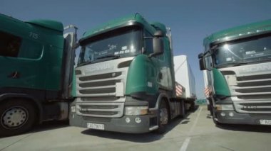 MINSK, BELARUS 10 Eylül 2018: park edilmiş yeşil bir İskandinav kamyonuna yaklaşıyoruz