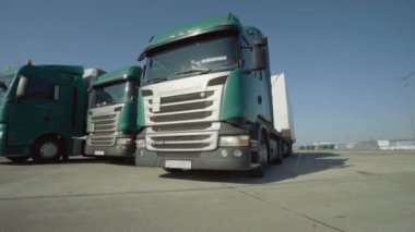 MINSK, BELARUS 10 Eylül 2018: yeşil taksisi ve beyaz karavanı olan bir kamyon otoparktan ayrılıyor. Güzel, açık, güneşli bir hava.