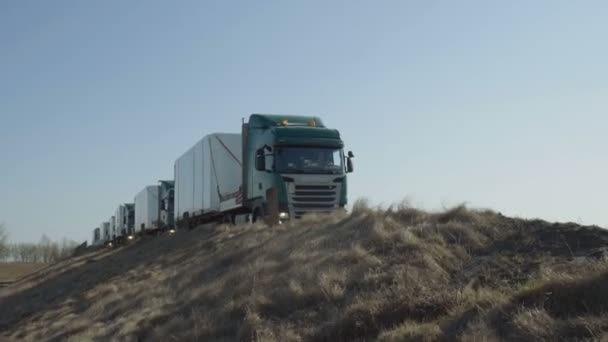 MINSK, BELARUS-SETEMBRO 10, 2018: Um comboio de caminhões Scania e MAN está se movendo ao longo da estrada a uma velocidade lenta — Vídeo de Stock