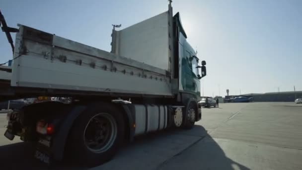 MINSK, BELARUS- SEPTEMBER 10, 2018: Een konvooi vrachtwagens met aanhangwagens verlaat de parkeerplaats. Mooi, helder, zonnig weer — Stockvideo