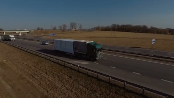 MINSK, BELARUS- SEPTEMBER 10, 2018: Pandangan udara tentang keberangkatan konvoi truk yang bergerak di sepanjang jembatan — Stok Video