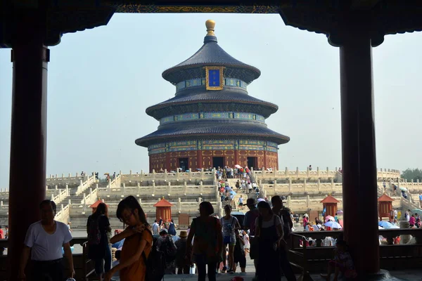Siluetas de turista multitud visitando templo del Cielo, Beijing, china . — Foto de Stock