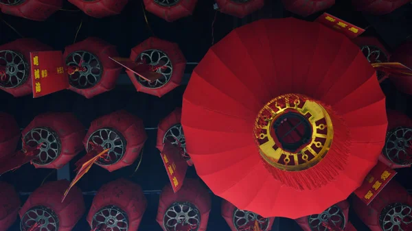 Traditionele Chinese rode lantaarns. Zicht van onderaf. Chinese tempel. Beijing, China — Stockfoto