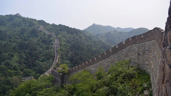 La gran pared que sube a través de la montaña. Sección Mutianyu, Pekín, China . — Foto de Stock