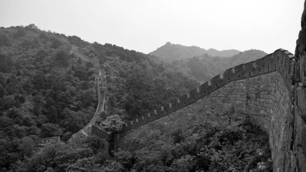 Dağa tırmanan büyük duvar. Pekin, Çin. Siyah beyaz fotoğraf. — Stok fotoğraf