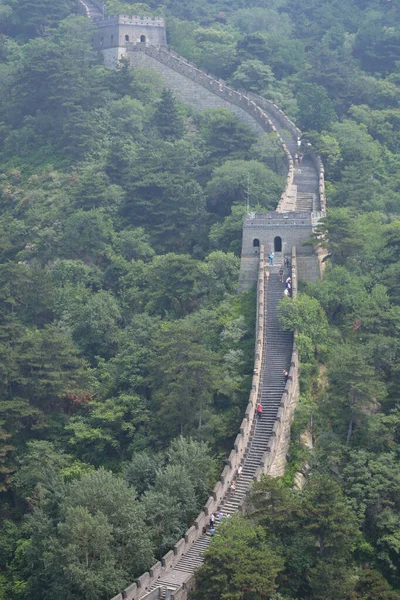 La gran muralla salva un enorme desnivel. Caminata a través de la gran pared. Sección Mutianyu, Pekín, China — Foto de Stock