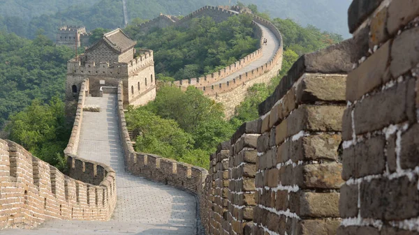 El camino de la gran muralla zigzagueando a través de la montaña y cruzando varios puestos de guardia. Sección Mutianyu, Pekín, China . — Foto de Stock