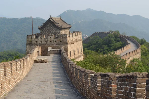 Camino de la gran muralla zigzagueando a través de las montañas, que conduce a un puesto de guardia. Sección Mutianyu, Pekín, China — Foto de Stock