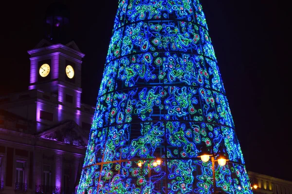 Árbol de luz de Navidad en el centro de Madrid, con el reloj de la Puerta del Sol en el fondo, Madrid, España — Foto de Stock
