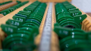 Eski moda göz doktoru mercek raflarını kapatın. Gölge derinliği alanı. Yeşil lensler.