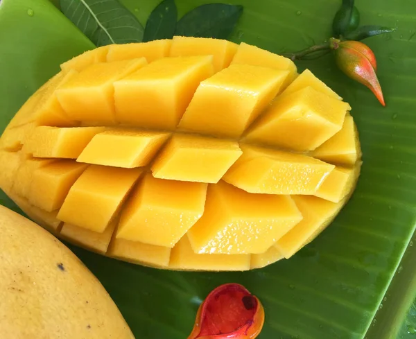 Mango tagliato a cubetti sulla foglia di banana verde . — Foto Stock