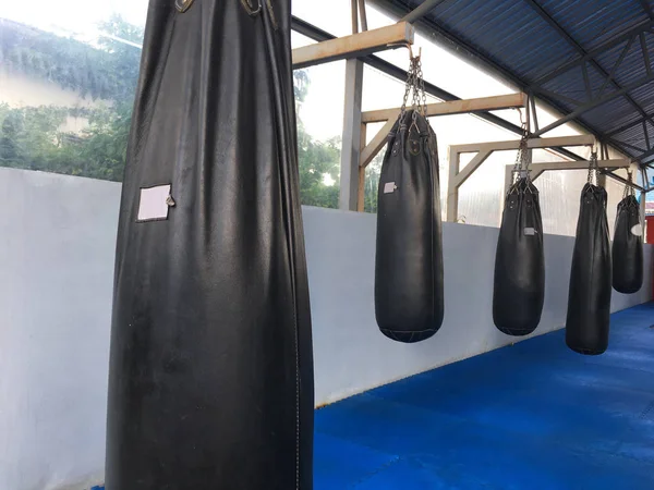 Бойцовский клуб или боксерская комната с черными боксерскими грушами для бокса — стоковое фото