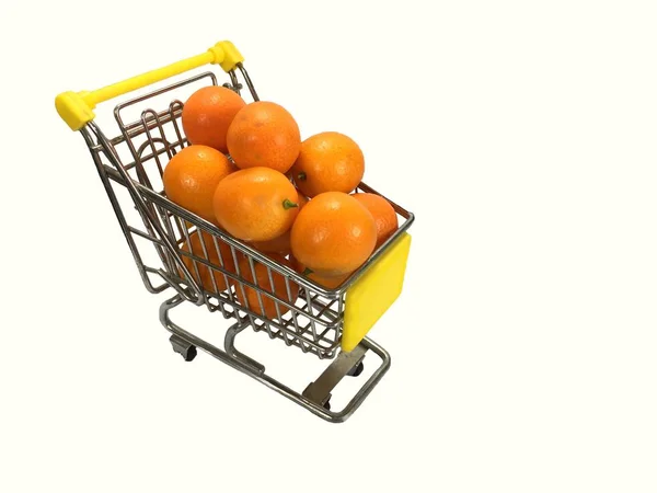 Primer plano del carrito lleno de naranjas sobre fondo blanco . — Foto de Stock