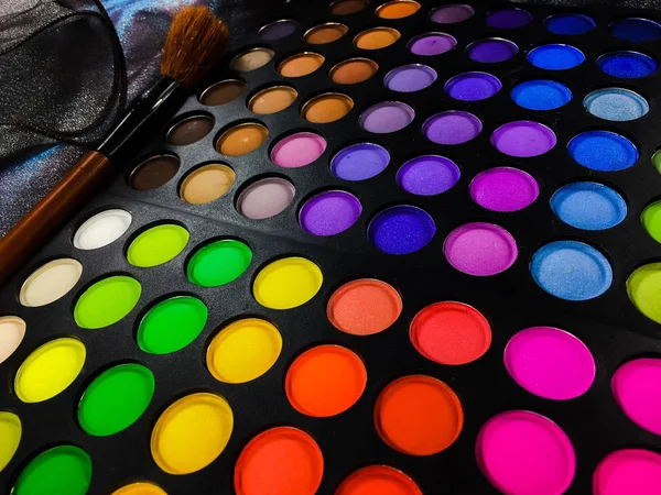 Fondo de moda con paleta de maquillaje colorido — Foto de Stock