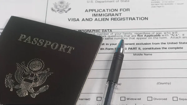 Application for immigrant visa form and US passport — Stock Photo, Image