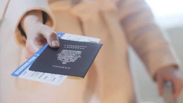 Menina detém passaporte canadense e passaporte de embarque — Fotografia de Stock