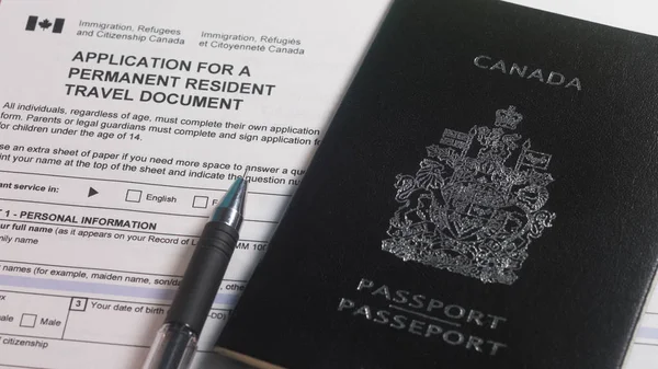 Aanvraag voor een permanente ingezetene reizen het formulier document — Stockfoto