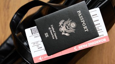 Amerika Birleşik Devletleri pasaport ve yatılı çanta üzerinde geçmek