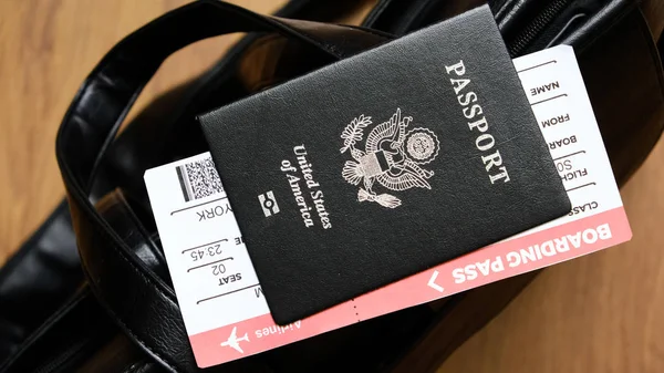 가방에 미국 여권, 보 딩 패스 — 스톡 사진