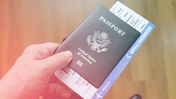 Pessoas mão segurando um passaporte dos Estados Unidos — Fotografia de Stock