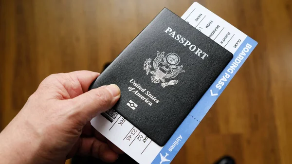 Πρόσωπα χέρι κρατάει ένα διαβατήριο των Ηνωμένων Πολιτειών — Φωτογραφία Αρχείου
