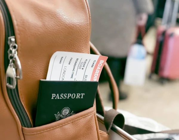 Passaporte com cartão de embarque no bolso da mochila — Fotografia de Stock