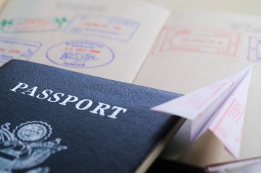 Giriş pulları ve pasaport ile katlanmış kağıt uçak