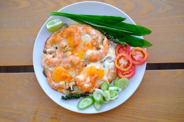 Fried eggs and shimps decorate with vegetables top view — 图库照片