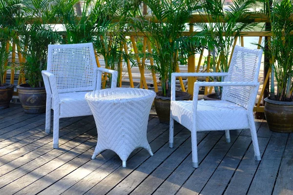 Wicker weven outdoor Plastic meubels witte kleur. — Stockfoto