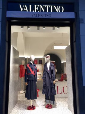 Floransa, İtalya - 24 Ağustos 2019: Floransa 'nın merkezinde bir Valentino mağazasının ön cephesi. Valentino moda butiğinin mankenleri..  