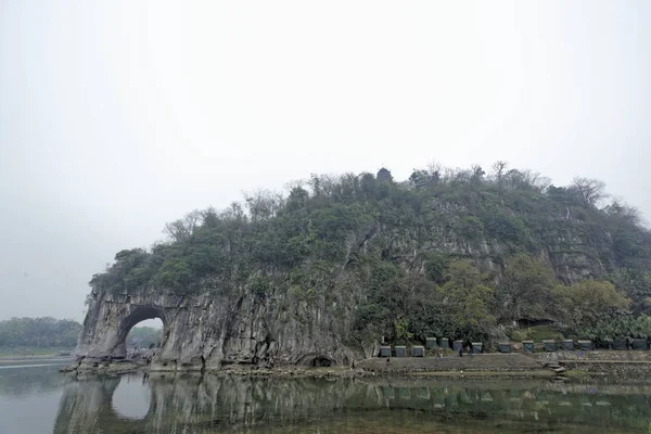 Guilin, Guangxi, Čína, 26 březen 2014, Elephant Trunk Hill, fa — Stock fotografie