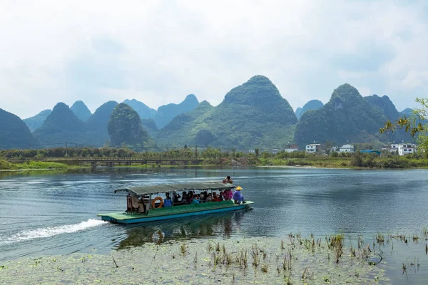 Guilin, China, 24 de março de 2014, ferrier no rio, a Fairyland — Fotografia de Stock