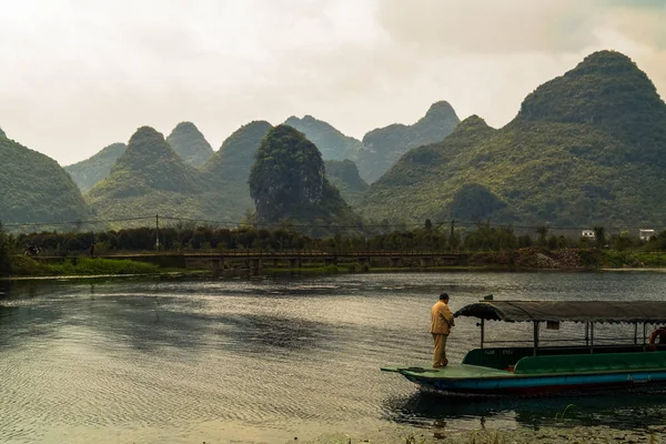 Guilin, Čína, 24th březen 2014, ferrier na řece, v říši pohádek — Stock fotografie