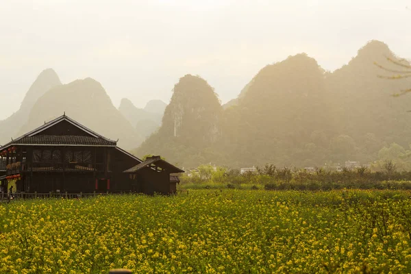 Guilin, Čína, 24th březen 2014, pohádkový Park, známé tou — Stock fotografie