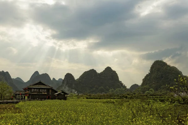 Guilin, Čína, 24th březen 2014, pohádkový Park, známé tou — Stock fotografie