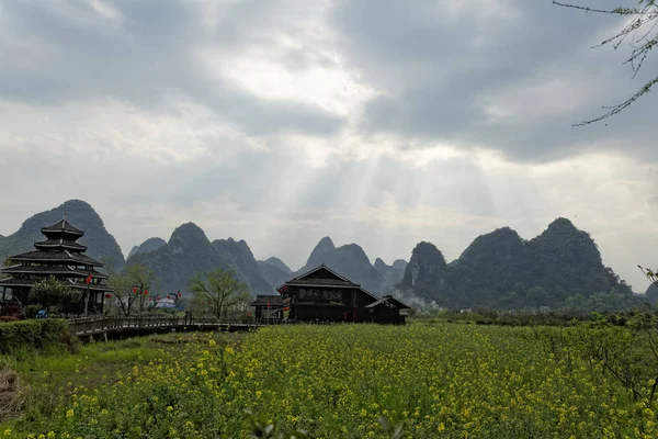 Guilin, Čína, 24th březen 2014, pohádkový Park, známé tou — Stock fotografie