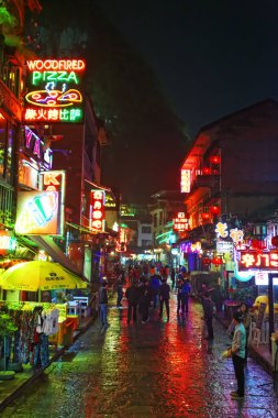 Guilin, Çin, 24 Mart 2014, Yangshuo Town West Street gece 