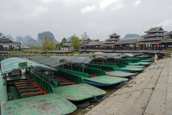 Guilin, China, 24 de março de 2014, o Fairyland Park, famoso tou — Fotografia de Stock