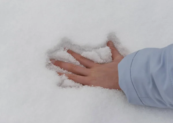 Dessins et inscriptions faits à la main dans la neige par une journée enneigée . — Photo