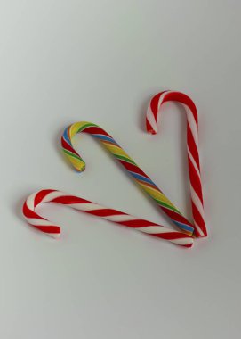 Noel için baston şeklinde tatlı şekerler. Çizgili beyaz ve kırmızı tatlılık. Yeni yıl kutlaması.