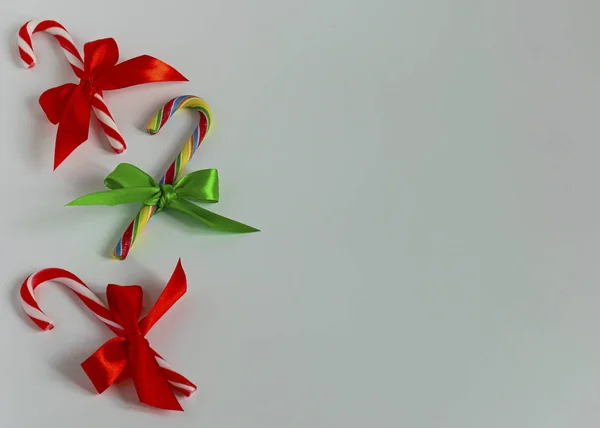 Doces doces em forma de bengala no Natal. Doçura listrada branca e vermelha. Celebração de Ano Novo . — Fotografia de Stock