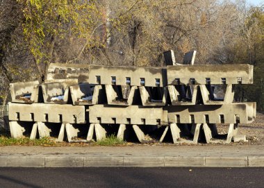 Kanalizasyon için beton drenaj tepsileri. Şehirde drenaj. Kanalizasyon inşaatı.