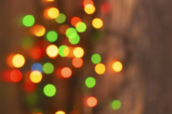 Luci colorate ghirlanda di Natale su sfondo marrone in legno. Luce di Natale con Copyspace per cornice di Capodanno o layout di Natale. Decorazioni natalizie vetrine — Foto Stock