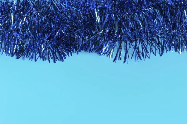 Sfondo natalizio. Addobbi natalizi, tinte tinsel in classico blu. Copyspace . — Foto Stock