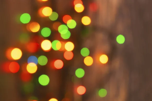 Luci colorate ghirlanda di Natale su sfondo marrone in legno. Luce di Natale con Copyspace per cornice di Capodanno o layout di Natale. Decorazioni natalizie vetrine — Foto Stock