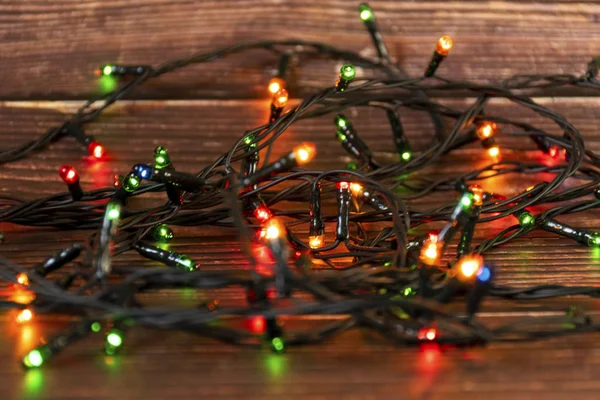 Barevné vánoční věnec světla na hnědém dřevěném pozadí. Vánoční světlo s kopírkou pro nový rok Frame nebo vánoční rozvržení. Vánoční ozdoby vitríny — Stock fotografie